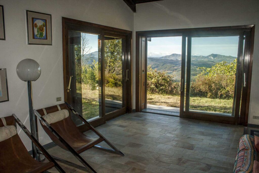 Sala interna con vista - Il Vino e le Rose